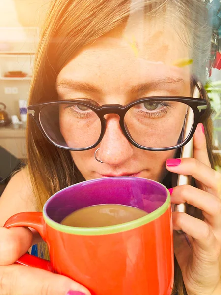 Donna Che Parla Cellulare Beve Caffè All Interno Dell Appartamento — Foto Stock