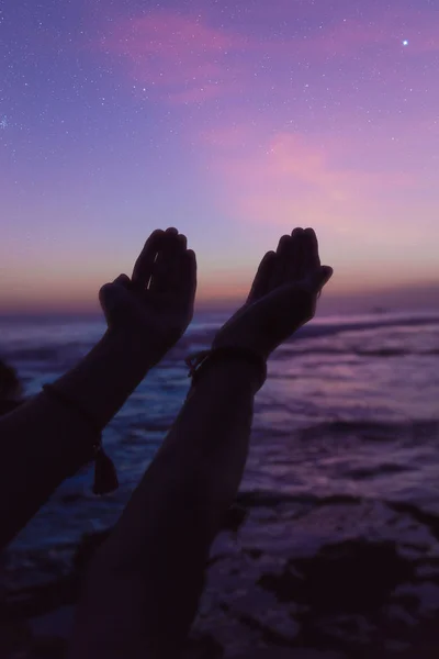 Силуэт Девушки Молящимися Руками Сумерках Рассвете Сверкающими Звездами Над Океаном — стоковое фото