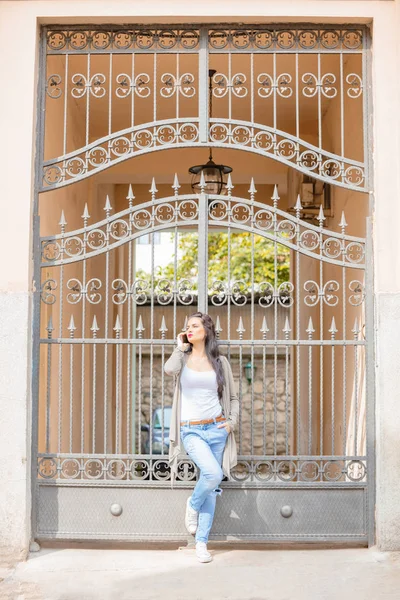 Cute Young Woman Using Cellphone Urban Surroundings — Stock Photo, Image