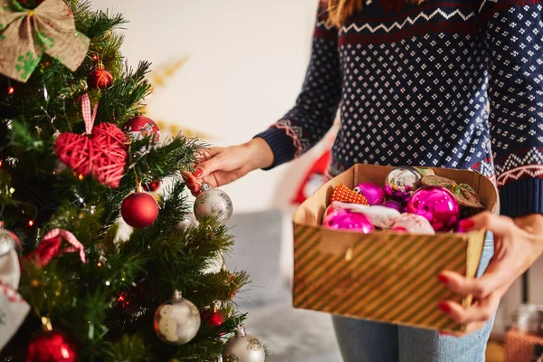 Frau Bereitet Glänzende Dekoration Für Weihnachten Silvester — Stockfoto