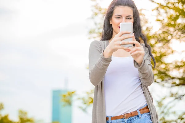 Leuke Jonge Vrouw Met Behulp Van Mobiele Telefoon Een Stedelijke — Stockfoto