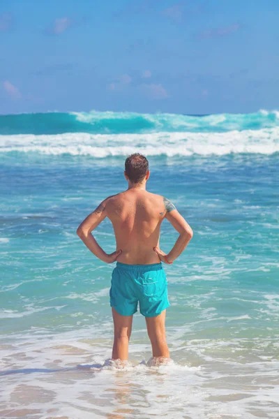 Man Enjoying Tropical Ocean Beach — Stock Photo, Image