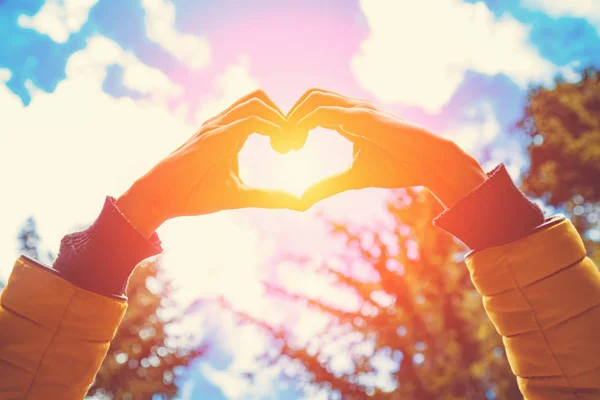 Menina Que Faz Coração Símbolo Forma Amor Natureza — Fotografia de Stock