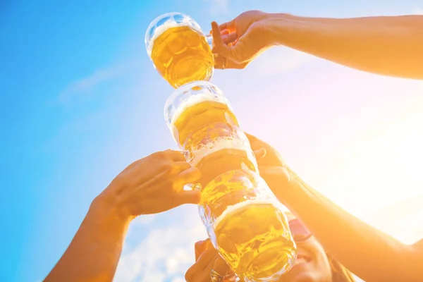 Grupo Jóvenes Disfrutando Aire Libre Con Cerveza — Foto de Stock