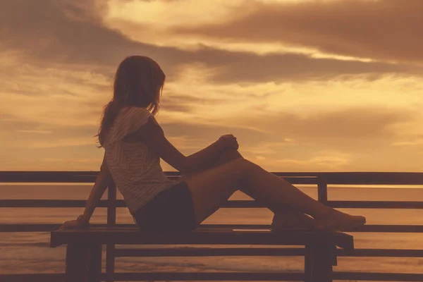 Silhoutte Una Ragazza Mentre Seduto Una Panchina Guardando Oceano Mare — Foto Stock