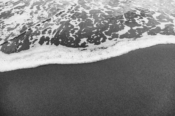 海岸上的黑沙火山海滩 — 图库照片