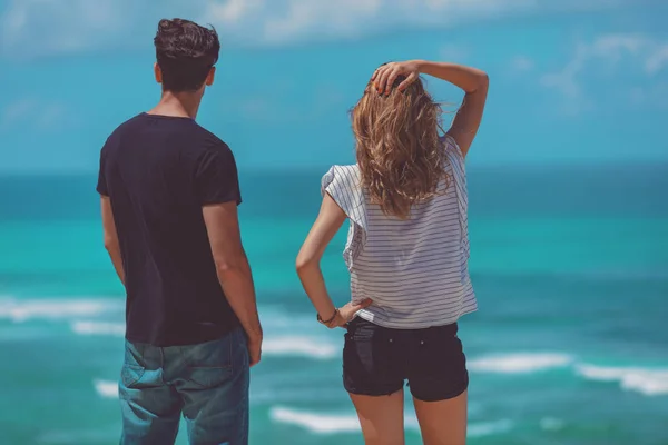 Pareja Mirando Océano Tropical Paisaje Marino — Foto de Stock