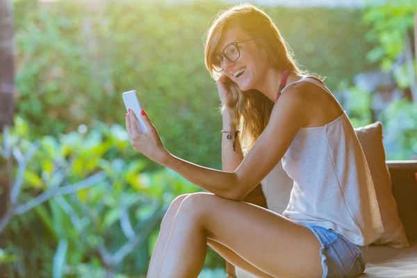 Мила Дівчина Тримає Мобільний Телефон Насолоджується Літом — стокове фото