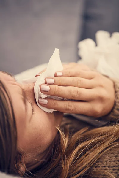 Nemocná Žena Sezónními Infekcemi Chřipkou Alergií Ležící Posteli — Stock fotografie