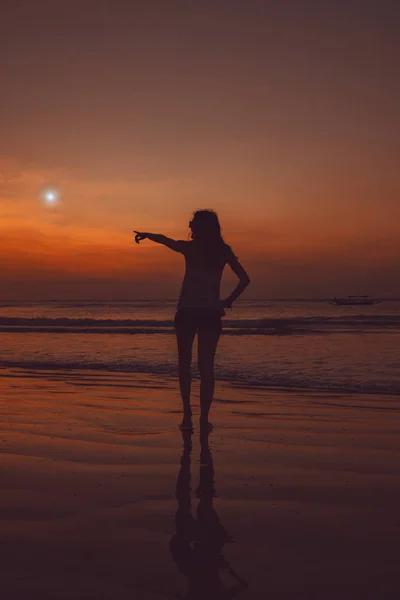 Mädchen Mit Blick Auf Den Stern Meer Strand — Stockfoto