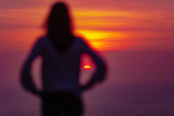 Mädchen Genießt Sonnenuntergang Sonnenaufgang Von Einer Hohen Klippe Über Dem — Stockfoto