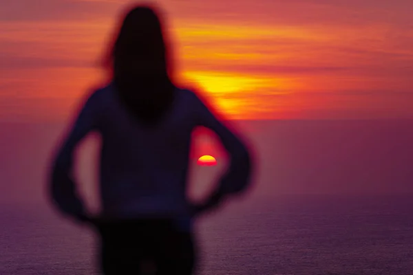 Fille Profitant Coucher Lever Soleil Océan Une Haute Falaise Dessus — Photo