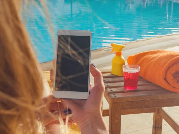 Ragazza Che Utilizza Cellulare Vicino Alla Piscina — Foto Stock