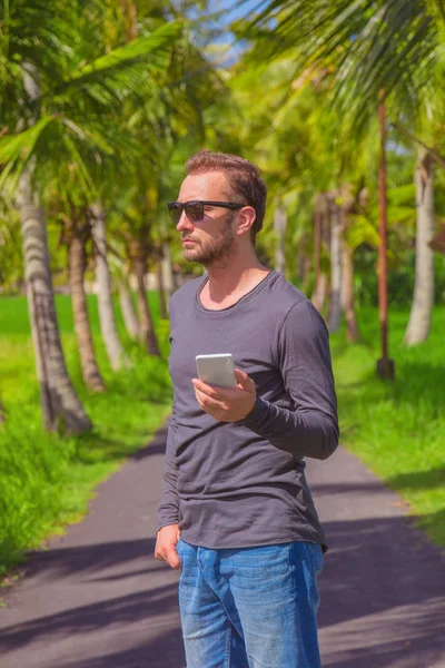 Hombre Usando Teléfono Celular Smartphone Ambiente Tropical —  Fotos de Stock