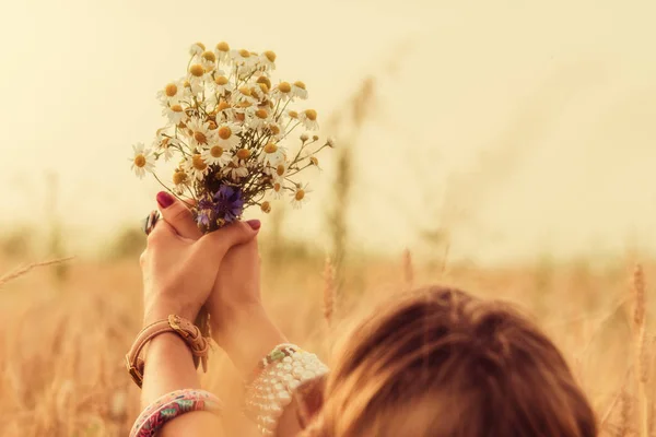 Ragazza Che Tiene Fiori Campo Grano — Foto Stock