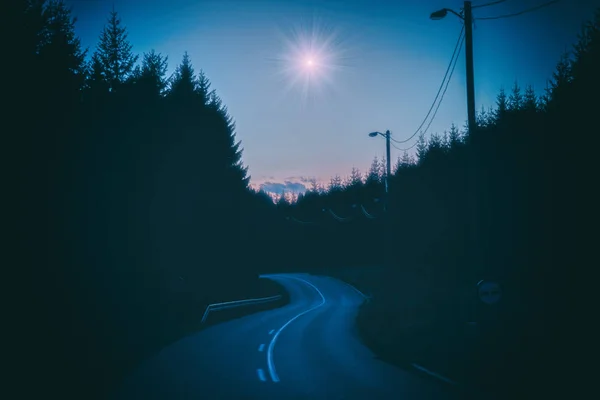 Landstraße Mit Baumsilhouetten Und Hellen Sternen — Stockfoto