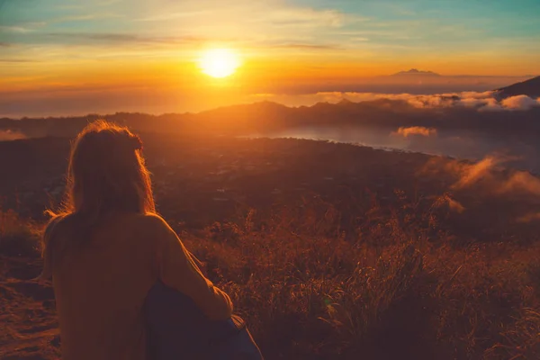 Ragazza Godendo Vista Dal Vulcano Mountain Batur Bali Indonesia — Foto Stock