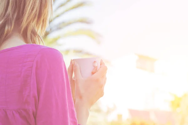 Flicka Njuter Hennes Morgonkaffe Terrassen — Stockfoto