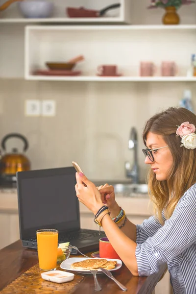 Mulher Usando Celular Laptop Dentro Casa Enquanto Toma Café Manhã — Fotografia de Stock