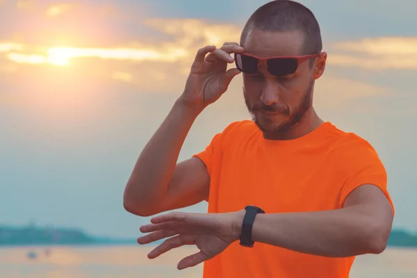 Tijd Controleren Uitoefening Joggen Buiten Optische Nadruk Ligt Hand Horloge — Stockfoto