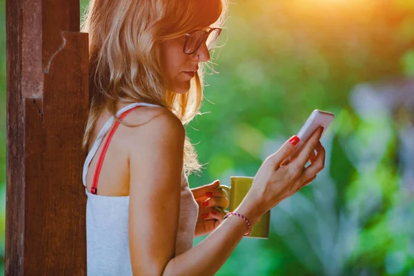 Молода Жінка Використовує Мобільний Телефон Каву Чай Ганку — стокове фото