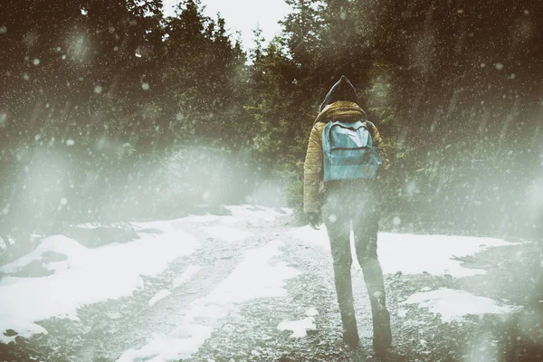 Zor Bir Arazi Ile Kış Sonbahar Zamanında Hiking Kız — Stok fotoğraf