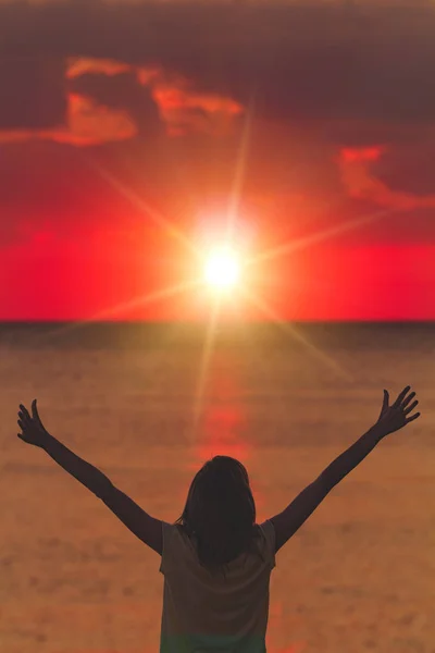 Γυναίκα Χέρια Ανοιχτά Κοιτάζοντας Ηλιοβασίλεμα Πάνω Από Ωκεανό Θάλασσα — Φωτογραφία Αρχείου