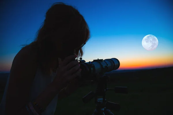소녀는 망원경을 보고입니다 천문학 — 스톡 사진