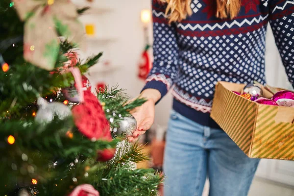 Frau Bereitet Glänzende Dekoration Für Weihnachten Silvester — Stockfoto