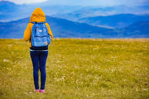 Girl Rucksack Top Hilly Landscape — Stock Photo, Image