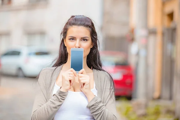 Aranyos Fiatal Segítségével Cellphone Városi Környezetben — Stock Fotó