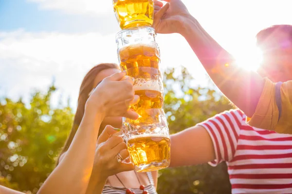 Grupo Jóvenes Disfrutando Aire Libre Con Cerveza — Foto de Stock