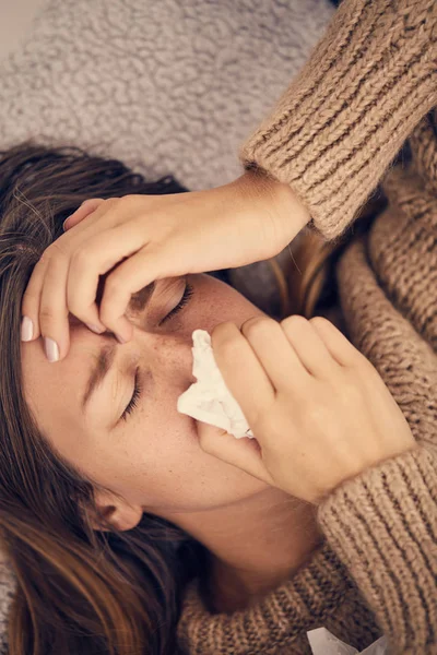 Mujer Enferma Con Infecciones Estacionales Gripe Alergia Acostada Cama —  Fotos de Stock