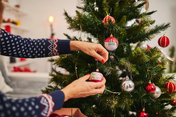 Kvinna Som Förbereder Glänsande Dekoration Till Jul Nyårsafton — Stockfoto
