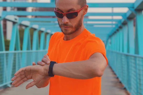 Sprawdzanie Czasu Wykonywaniu Joggingu Zewnątrz Optyczny Koncentruje Się Rękę Zegarek — Zdjęcie stockowe