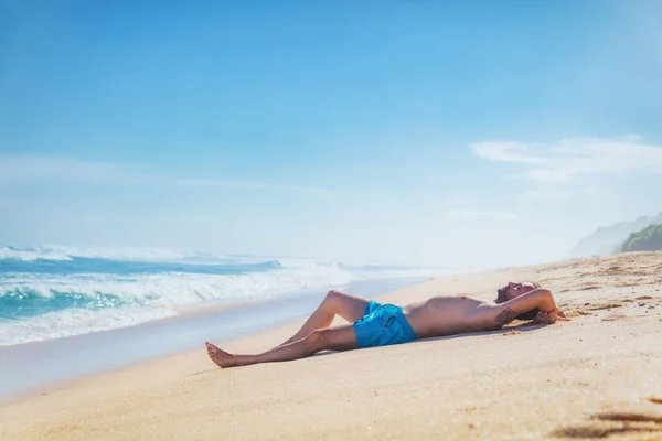 Hombre Acostado Disfrutando Una Playa Tropical Arena — Foto de Stock