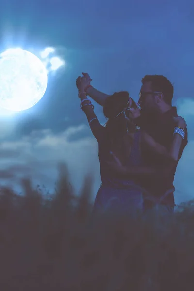 Pareja Bailando Bajo Luz Luna Naturaleza Trabajo Astronomía —  Fotos de Stock