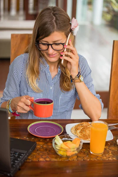 Mulher Usando Celular Laptop Dentro Casa Tomando Café Manhã — Fotografia de Stock
