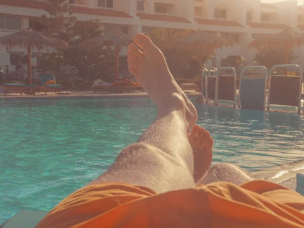 Man Genieten Bij Het Zwembad Een Warme Zomerdag — Stockfoto