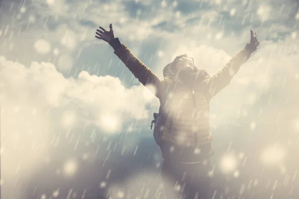 Κορίτσι Προσεύχεται Για Καλές Καιρικές Συνθήκες Ένα Βροχερό Χιόνι Ημέρα — Φωτογραφία Αρχείου