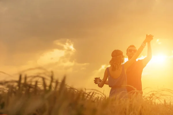 Пара Танцює Пшеничному Полі Під Сонячним Світлом — стокове фото
