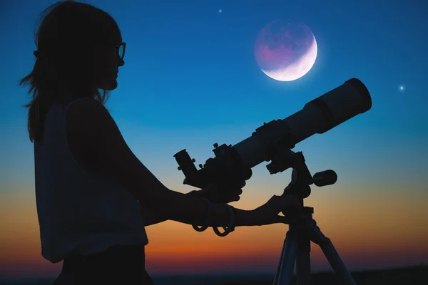 Chica Mirando Eclipse Lunar Través Telescopio Trabajo Astronomía —  Fotos de Stock