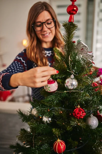 Frau Bereitet Glänzende Dekoration Für Weihnachten Silvester — Stockfoto