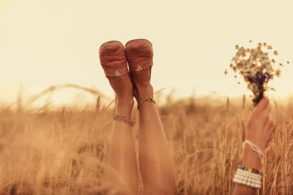 Ragazza Che Tiene Fiori Giace Campo Grano — Foto Stock