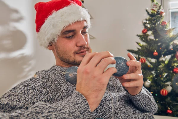 Man Zit Een Bank Waiitng Alleen Voor Christmas New Year — Stockfoto
