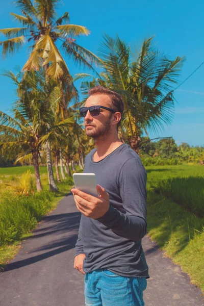 Hombre Usando Teléfono Celular Smartphone Ambiente Tropical —  Fotos de Stock
