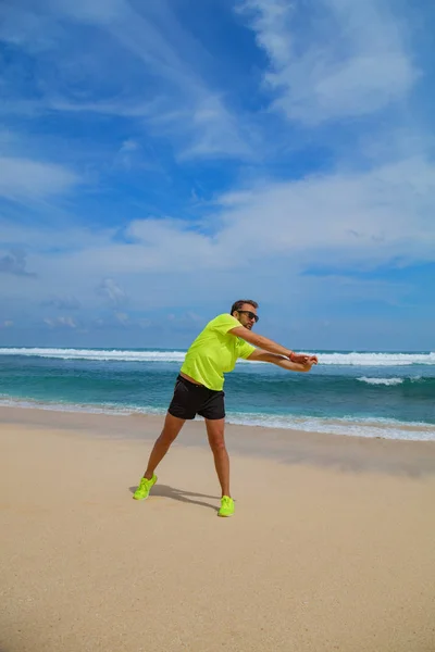 Deportista Estirándose Playa Vacía Del Océano — Foto de Stock