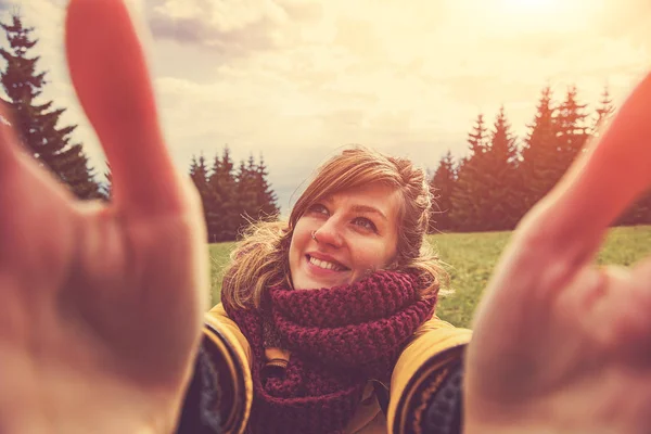 Smiley Mädchen Macht Videoanruf Mit Smartphone Der Natur — Stockfoto