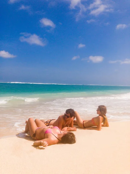 Amigos Disfrutando Una Playa Arena Tropical Océano Mar — Foto de Stock