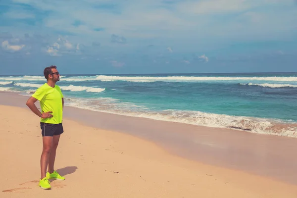 Sport Einem Tropischen Sandstrand Der Nähe Von Meer Ozean — Stockfoto